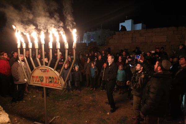 הדלקת נר שמיני בלב העיירה סמוע