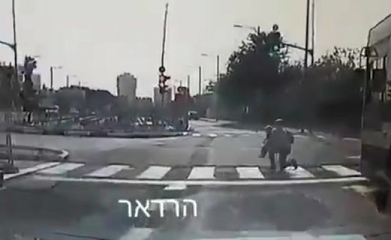 תיעוד דרמטי: האם הצילה את בנה מדריסת אוטובוס