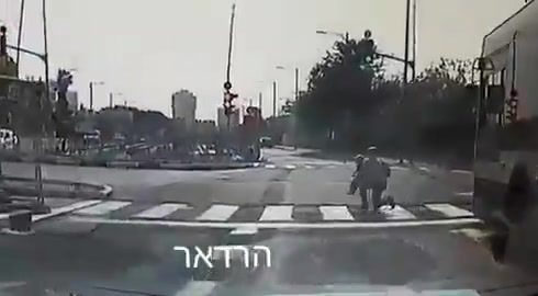 תיעוד דרמטי: האם הצילה את בנה מדריסת אוטובוס