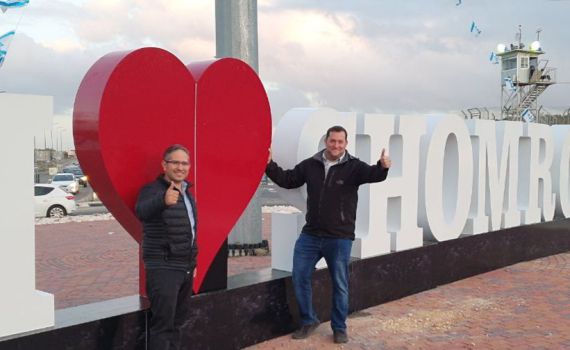 "אני ❤ את השומרון": פסל ענק הוצב בצומת תפוח