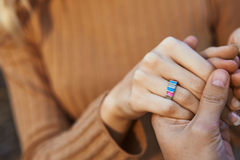 נער הציע נישואים בצחוק לנערה, האם היא אשת איש?