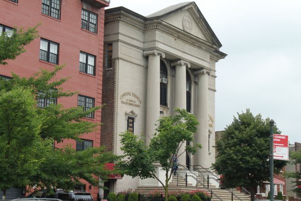 אנטישמיות בניו יורק: חדרי הישיבה הוצתו עם נרות החג