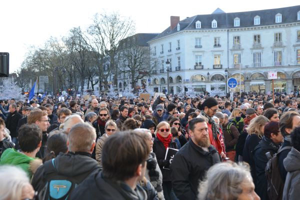מחאת ענק בצרפת: מגדל אייפל נסגר, כבישים נחסמו