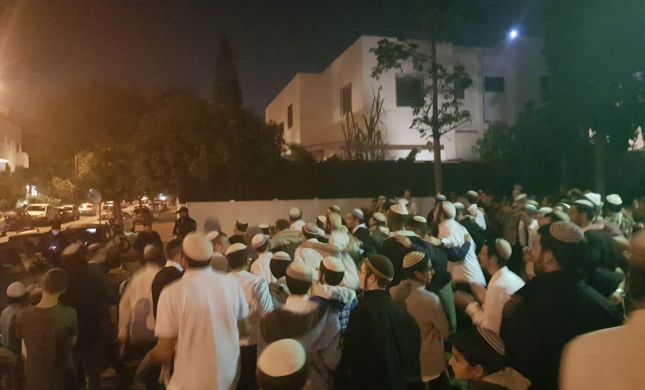  מאות מפגינים מול הבית של חולדאי: לא נוותר על השבת