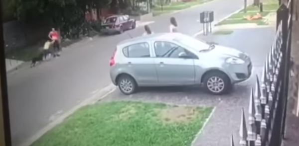 צפו: פרץ לביתה של לוחמת קיקבוקס – ונבעט החוצה