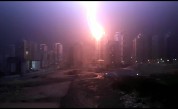 מטורף: צפו בברק בפגיעה ישירה בבניין בראש העין