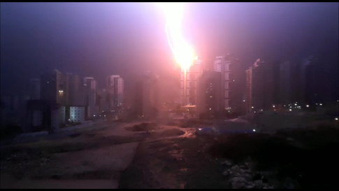 מטורף: צפו בברק בפגיעה ישירה בבניין בראש העין