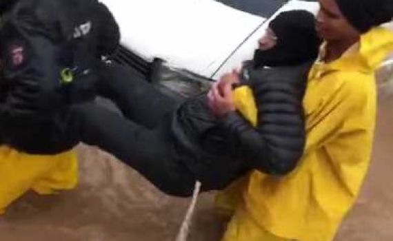 צפו • גן יבנה: נלכדו בהצפה במאפייה, וחולצו ב'שק קמח'