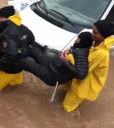 צפו • גן יבנה: נלכדו בהצפה במאפייה, וחולצו ב'שק קמח'