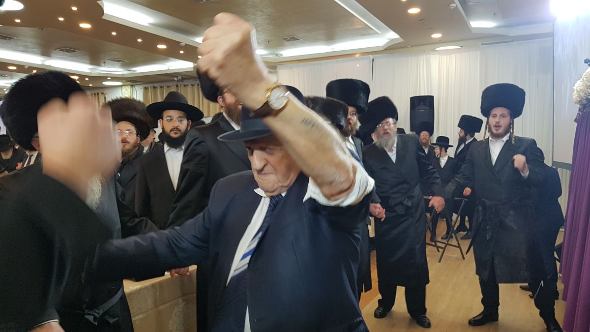 מספר על היד וחיוך ניצחון: דב לנדאו חגג בסיום הש"ס