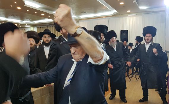 מספר על היד וחיוך ניצחון: דב לנדאו חגג בסיום הש"ס