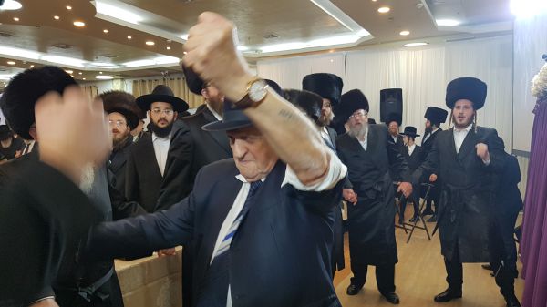 מספר על היד וחיוך ניצחון: דב לנדאו חגג בסיום הש"ס