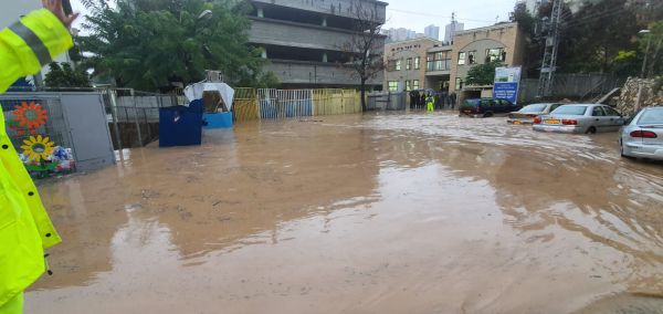 חיפה הפכה לונציה; בצפון הגולן יורד שלג. צפו