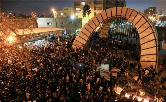 דיווח באיראן: מפגינים נגד השלטון נורו באש חיה