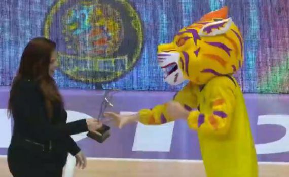 צפו: הקמיע של הפועל חולון מציע נישואים לחברתו