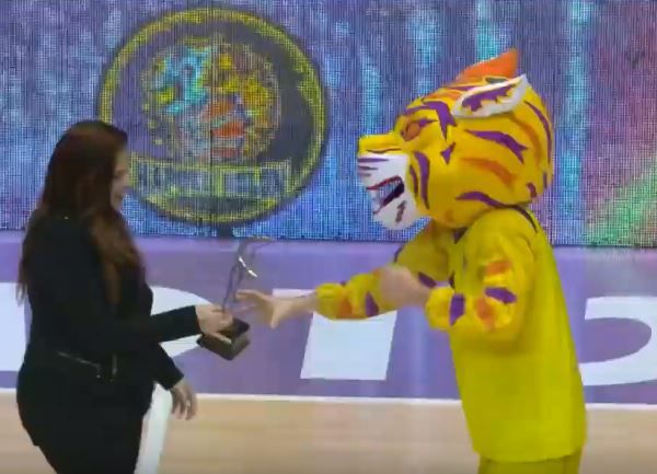 צפו: הקמיע של הפועל חולון מציע נישואים לחברתו