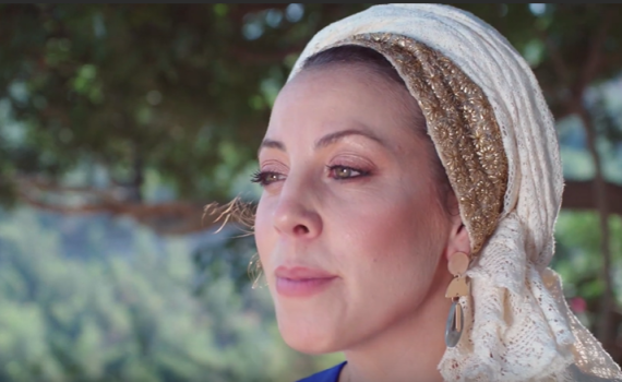 "היססתי מה יחשבו": הזמרת הסרוגה שרוצה שתזהו אותה