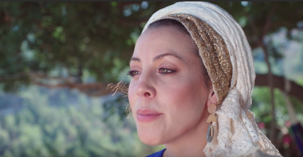 "היססתי מה יחשבו": הזמרת הסרוגה שרוצה שתזהו אותה