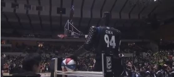 לא מושלם: גם הכדורסלן הרובוטי מסוגל להחטיא. צפו