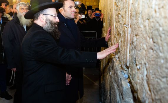 "מרגיש את הקדושה": ביקור ראשון של נשיא צרפת בכותל