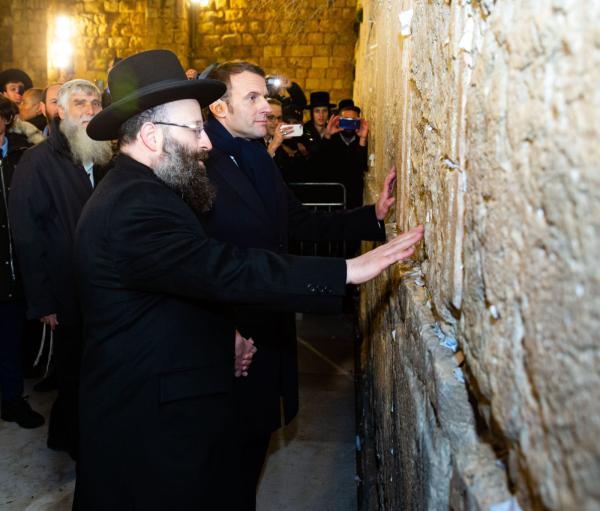 "מרגיש את הקדושה": ביקור ראשון של נשיא צרפת בכותל