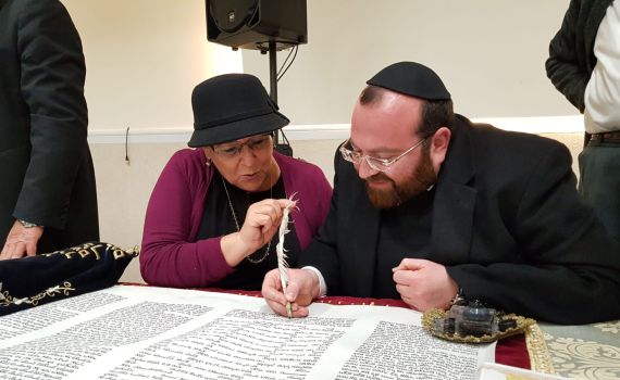 מרים פרץ כתבה אותיות בספר התורה של עם ישראל