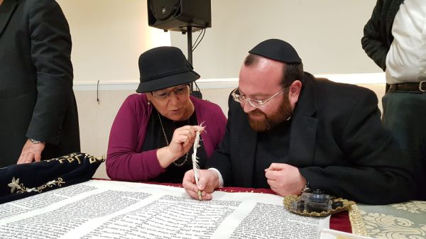 מרים פרץ כתבה אותיות בספר התורה של עם ישראל