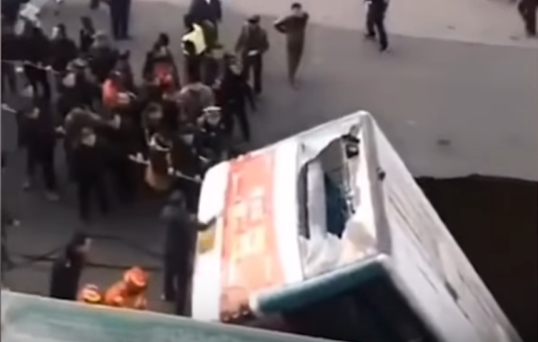 תיעוד: אוטובוס בסין נפל לבולען, 6 הרוגים במקום