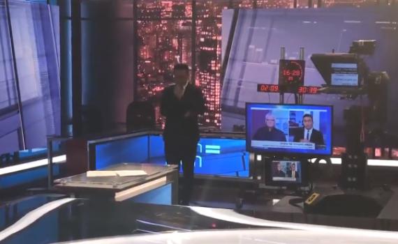 צפו: מגיש החדשות בתפילת מנחה לפני המהדורה