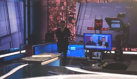 צפו: מגיש החדשות בתפילת מנחה לפני המהדורה