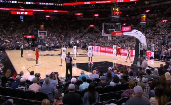 באמצע המשחק: השחקנים עמדו דום לזכר קובי בראיינט