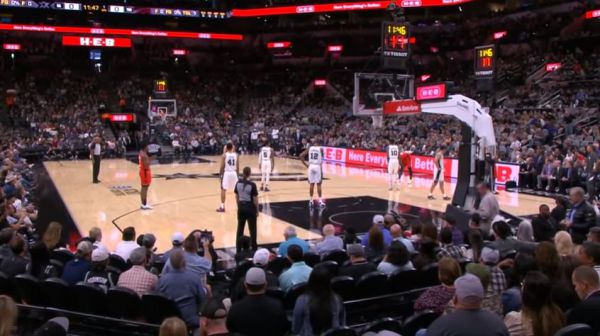 באמצע המשחק: השחקנים עמדו דום לזכר קובי בראיינט