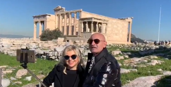 צפו: כך התקבלה שרה נתניהו בסיור באתונה