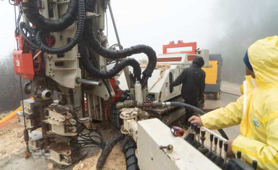 צפו: צה"ל מניח מכשור טכנולוגי לגילוי מנהרות