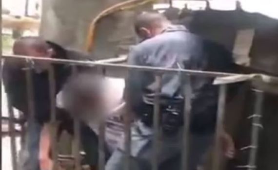 צפו: אדם נלכד בביתו שהוצף וחולץ ברגע האחרון