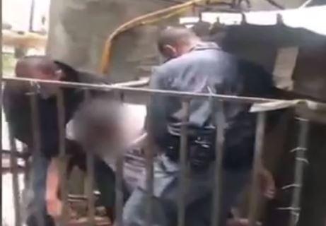 צפו: אדם נלכד בביתו שהוצף וחולץ ברגע האחרון