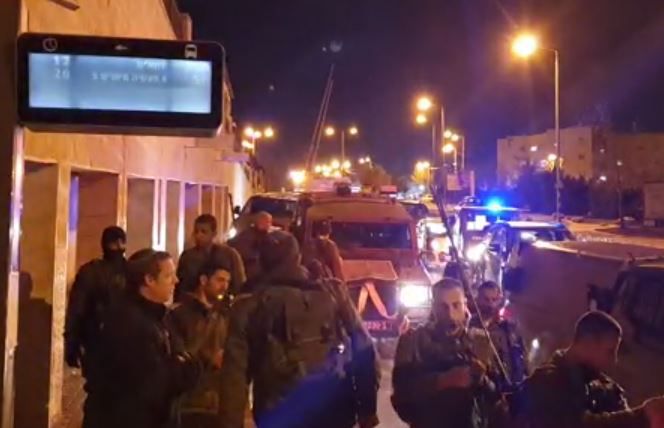 מחבל נתפס בתוך היישוב קריית ארבע. צפו בתיעוד