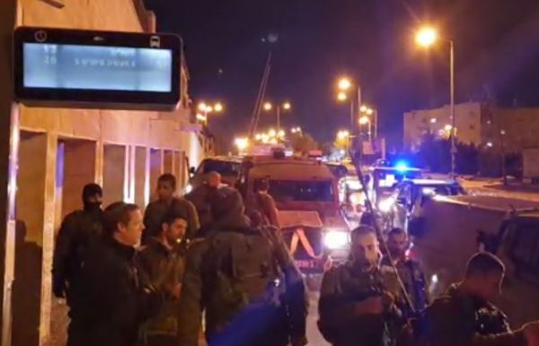 מחבל נתפס בתוך היישוב קריית ארבע. צפו בתיעוד