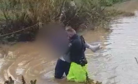 נכה נלכד עם רכבו בהצפה טובענית וחולץ. צפו בתיעוד