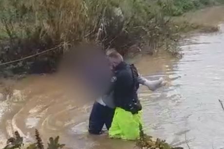 נכה נלכד עם רכבו בהצפה טובענית וחולץ. צפו בתיעוד