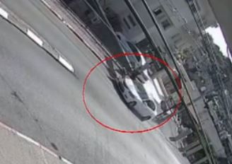 תיעוד קשה: דורס, מעיף הולך רגל לגובה ונמלט