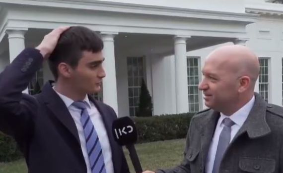 צפו: איך הגיב כתב כאן 11 כשעפה לו הכיפה בשידור?