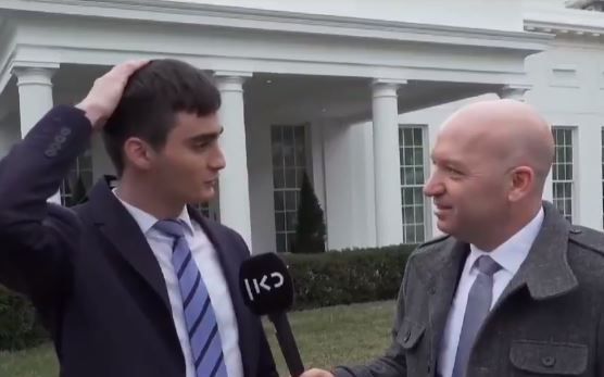 צפו: איך הגיב כתב כאן 11 כשעפה לו הכיפה בשידור?