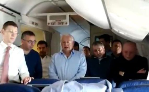 צפו: תפילת מנחה במטוס רה"מ בדרך לוושינגטון