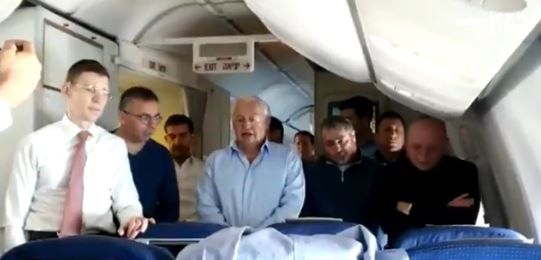 צפו: תפילת מנחה במטוס רה"מ בדרך לוושינגטון
