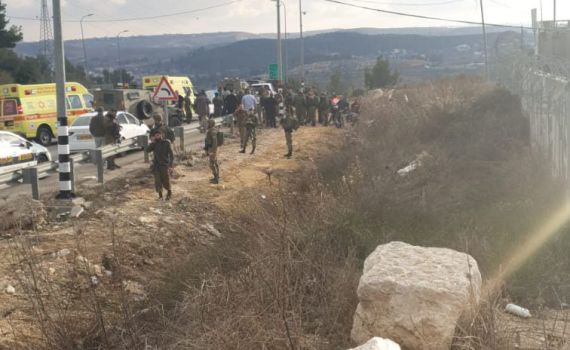 פיגוע דקירה בצומת גוש עציון: המחבל נורה ונוטרל