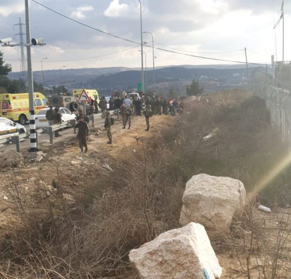 פיגוע דקירה בצומת גוש עציון: המחבל נורה ונוטרל