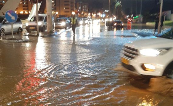 הגשמים הציפו את העיר: נהריה עלתה על גדותיה.צפו
