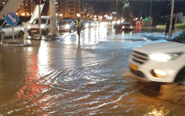 הגשמים הציפו את העיר: נהריה עלתה על גדותיה.צפו