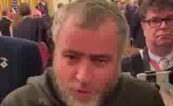 שמעון ריקלין מברך שהחיינו בשם ומלכות. צפו